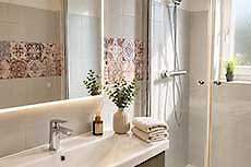 großes Bad mit Badewanne in der Ferienwohnung